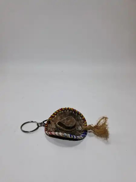 llavero de sombrero