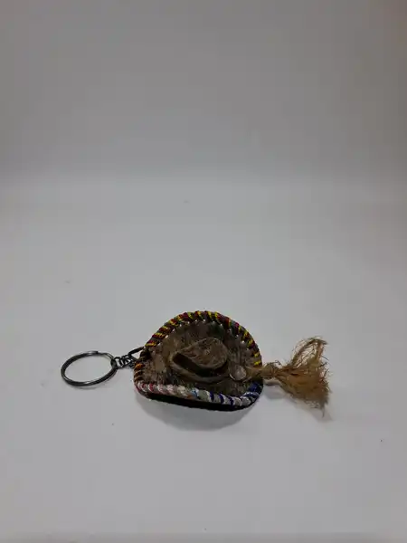 llavero de sombrero